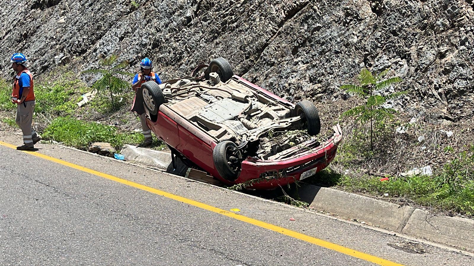 $!Volcadura de camión con cilindros de gas en Mazatlán deja cinco lesionados