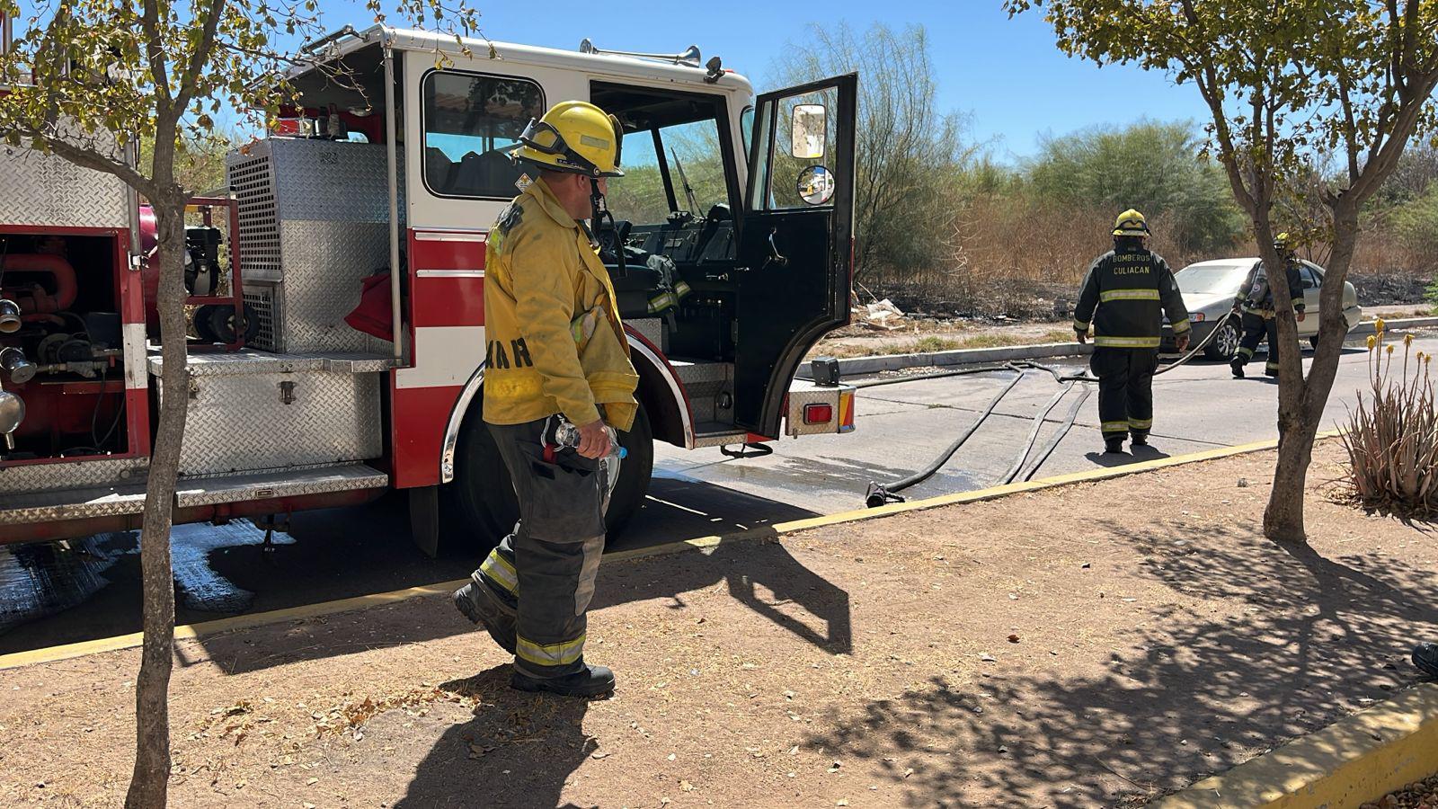 $!Se incendia camioneta en el Desarrollo Urbano Tres Ríos; no hay lesionados