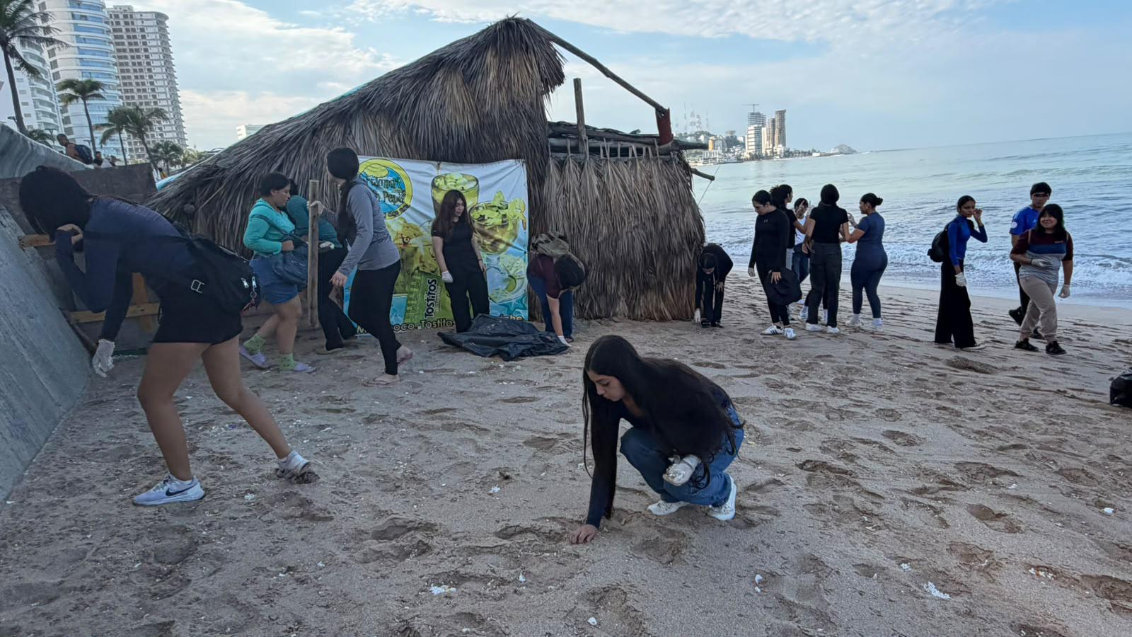 $!Retiran 6 toneladas de madera durante jornada de limpieza en playas de Mazatlán