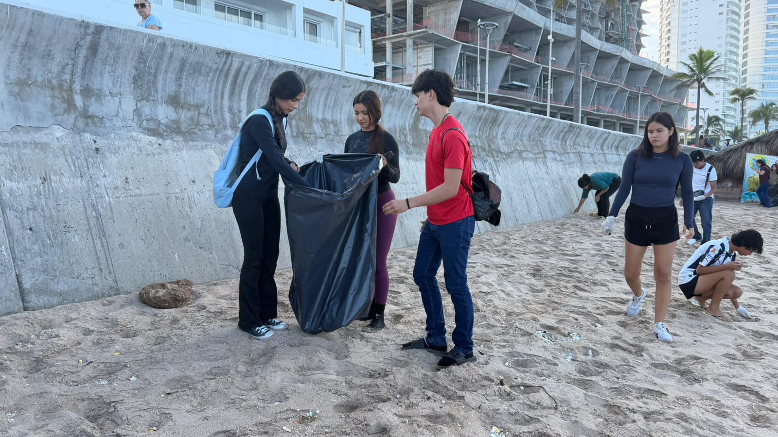 $!Retiran 6 toneladas de madera durante jornada de limpieza en playas de Mazatlán