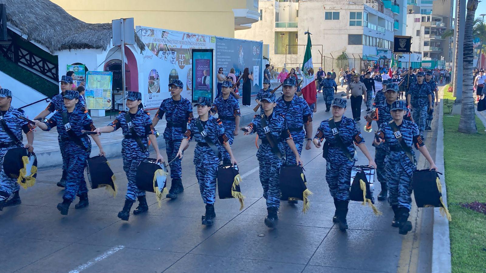 $!Desfilan 90 escoltas de educación básica de Mazatlán en conmemoración del Día de la Bandera