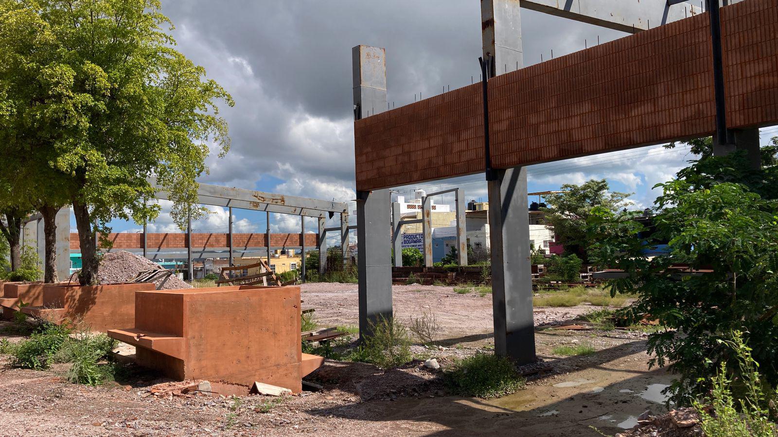 $!Cimientos con oxidación, monte crecido y materiales olvidados dejó la obra en pausa del Polideportivo ‘Marco Verde’