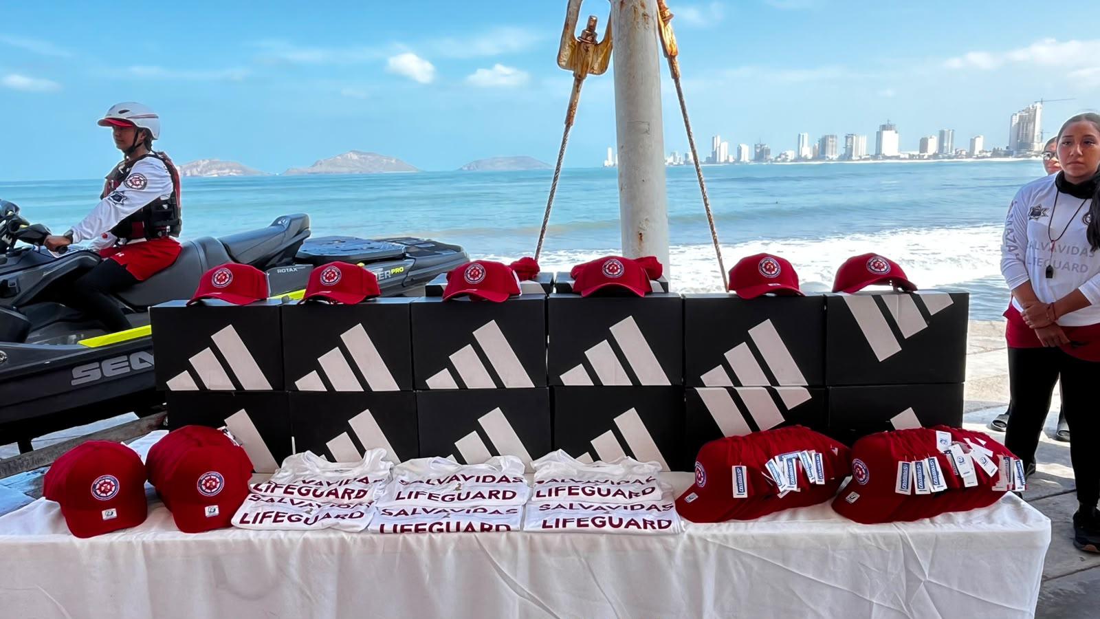 $!Entregan 40 uniformes a elementos del Escuadrón de Salvamento Acuático de Mazatlán