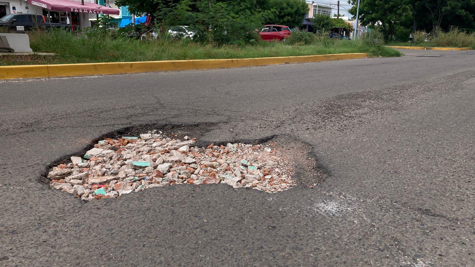 $!Presencia de baches en avenida de Los Venados, en Mazatlán, ponen en peligro a automovilistas