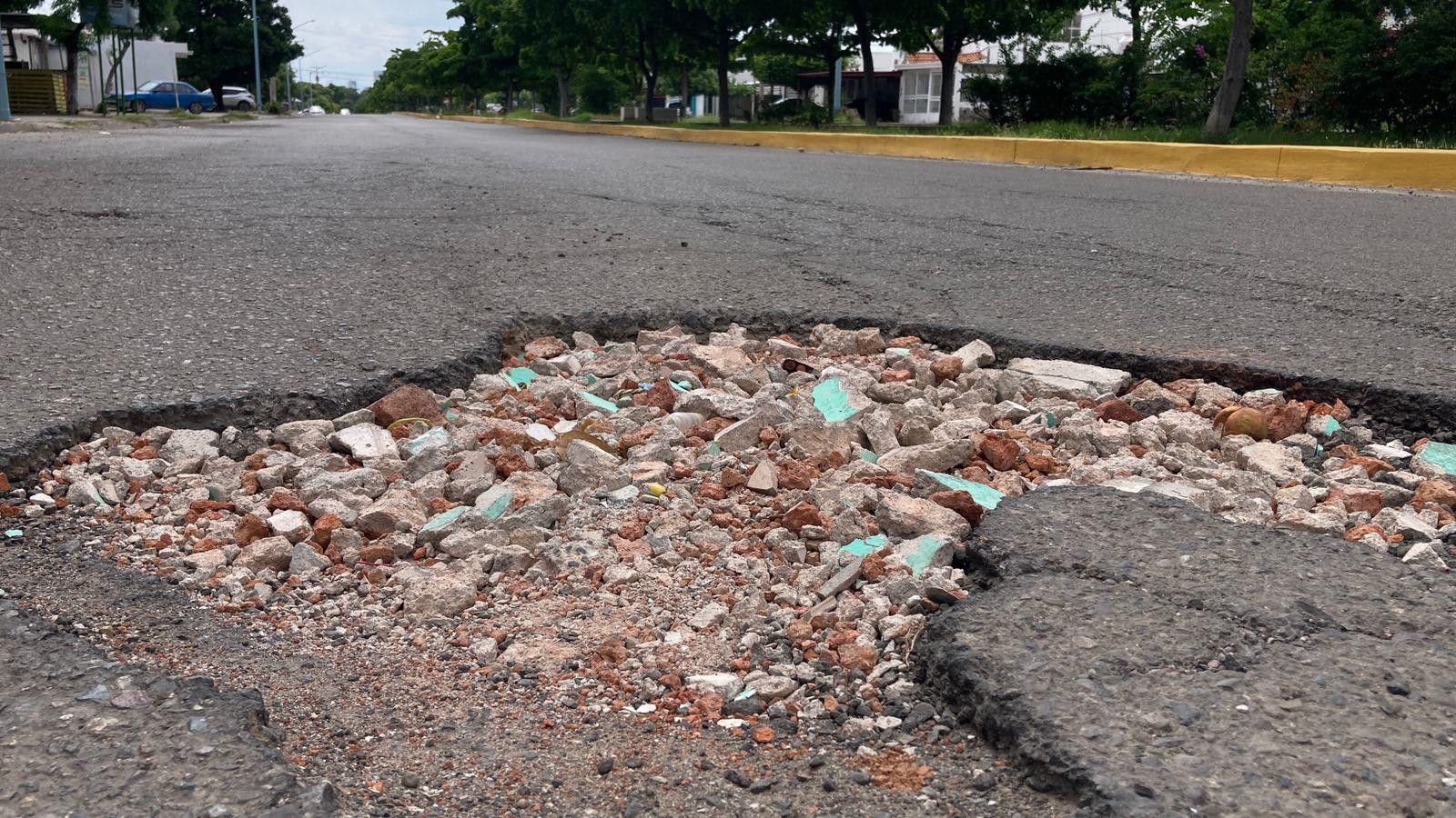 $!Presencia de baches en avenida de Los Venados, en Mazatlán, ponen en peligro a automovilistas