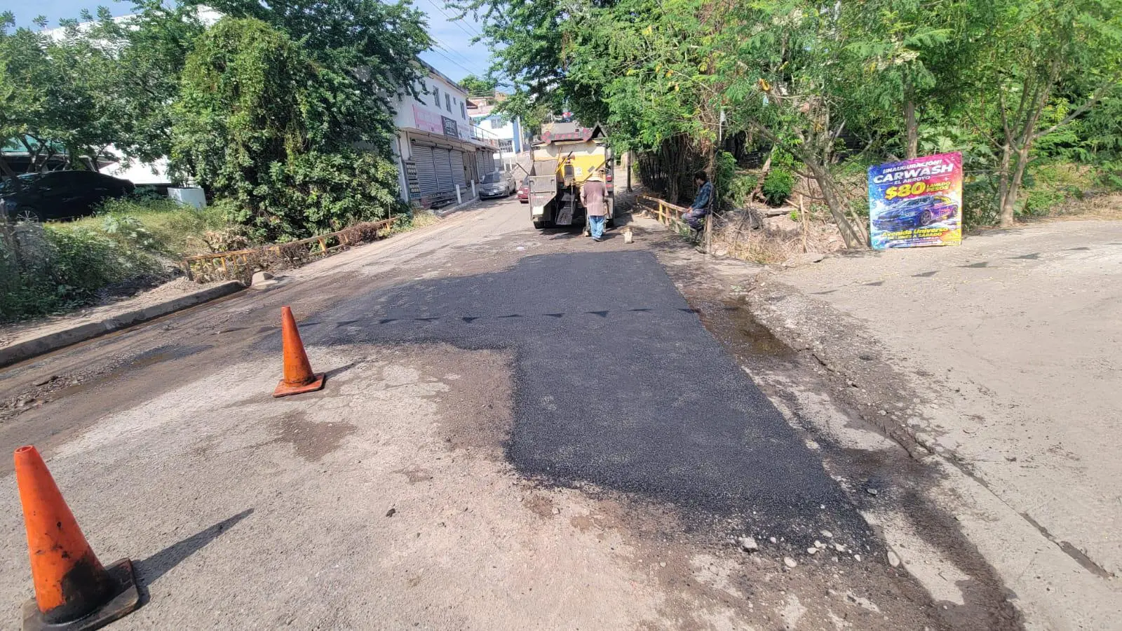 $!Realizan trabajos de bacheo en vialidades de varios sectores de Culiacán