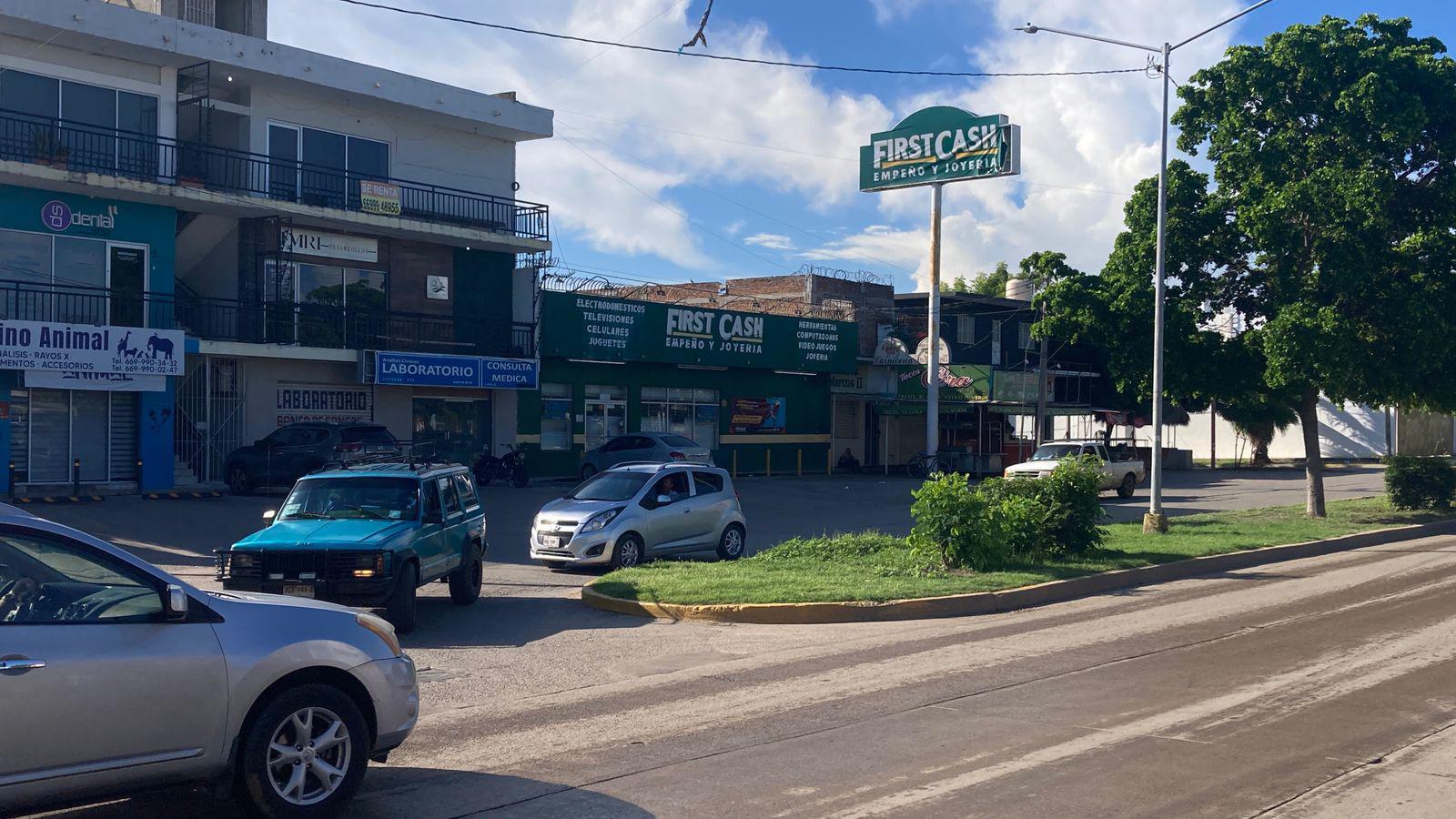 $!Vecinos de Jabalíes denuncian caos vial por cierre parcial en Avenida Santa Rosa por obras de Jumapam