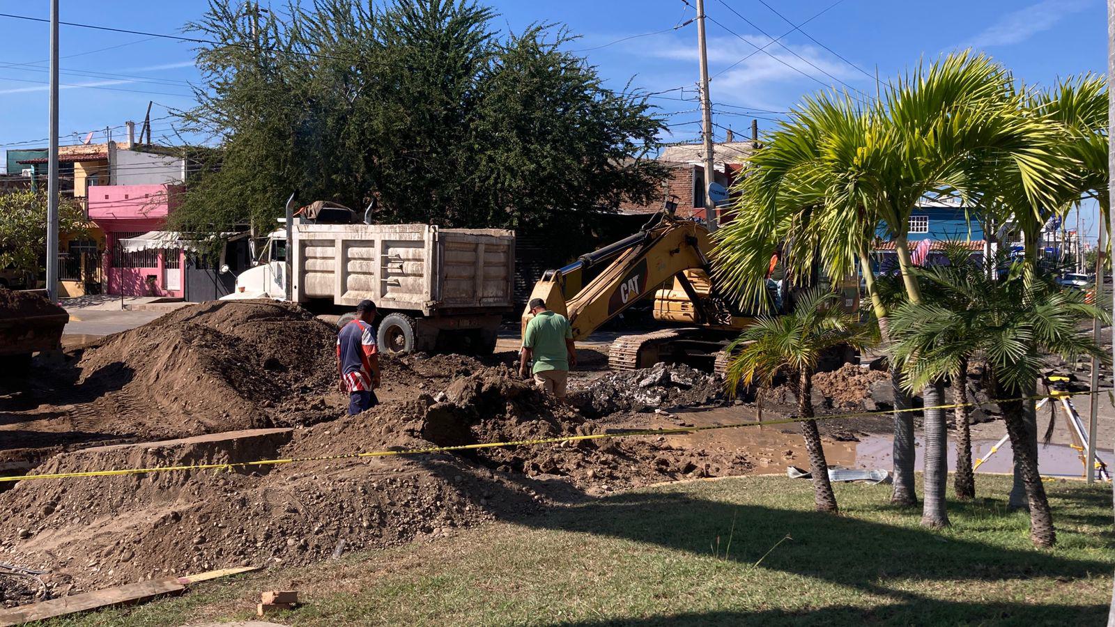 $!Genera congestionamiento vehicular cierre de tramo de Avenida Insurgentes por obras en colector sanitario
