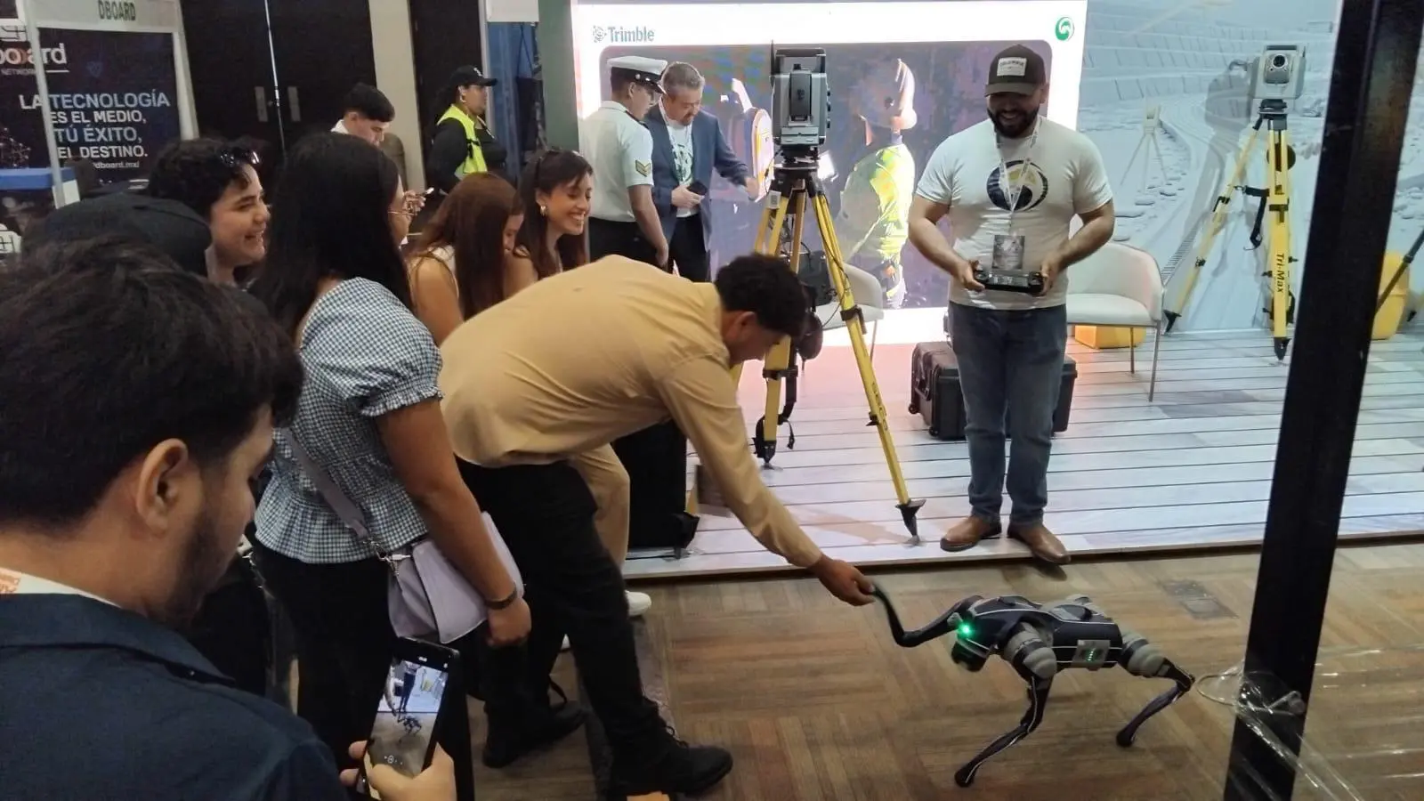$!Presentan al ‘Robodog’, vigilante del Mundial, en el Congreso Internacional Minero de Sinaloa