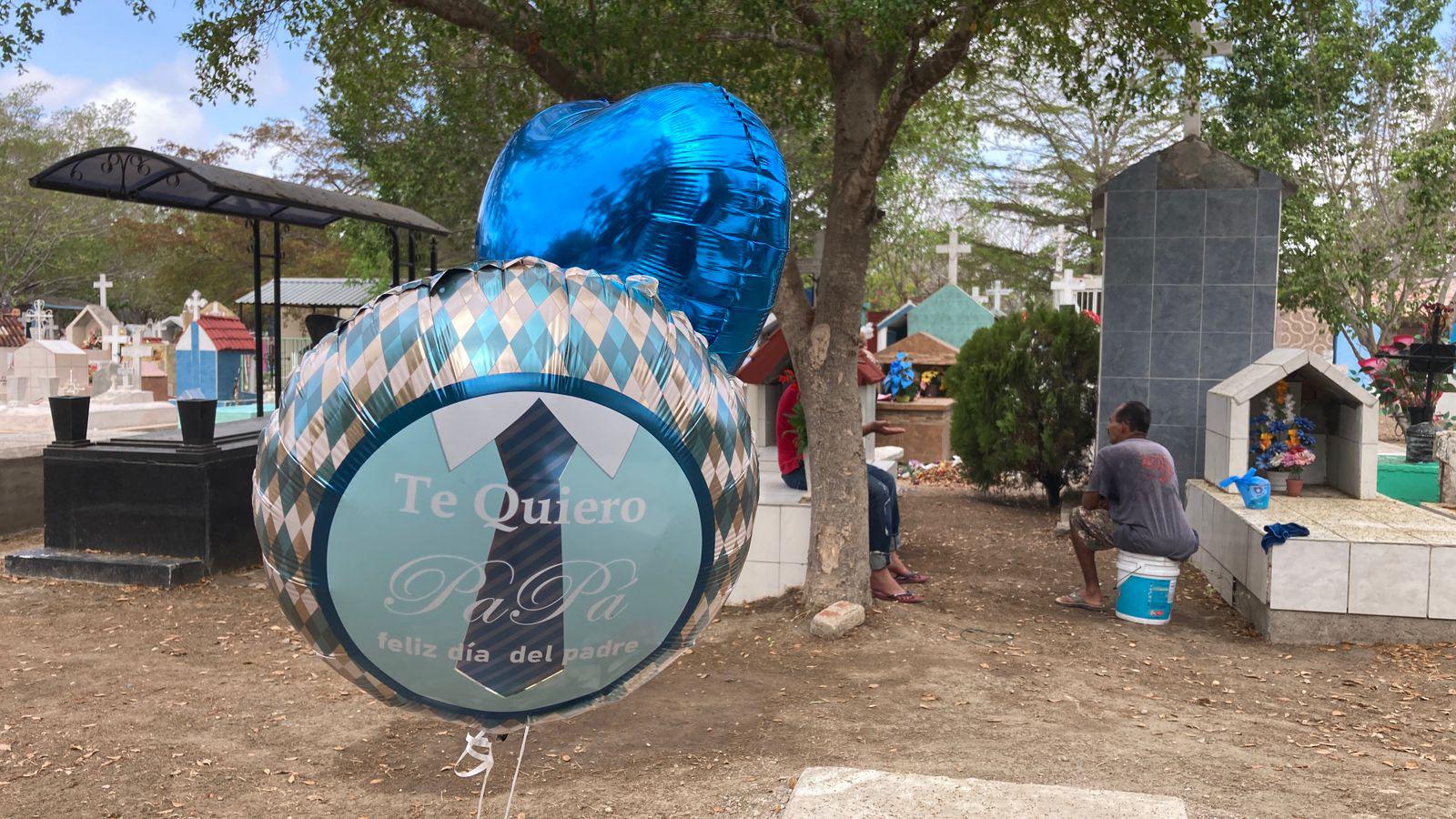 $!Familias mazatlecas acuden a los panteones para honrar a sus padres