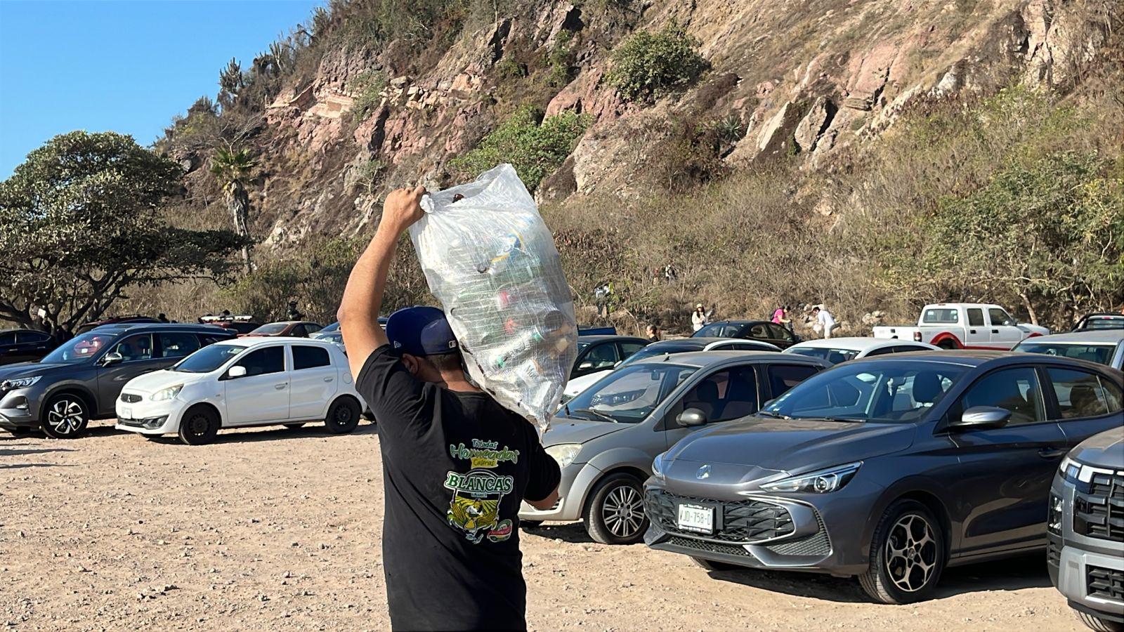 $!Recolectan más de 470 kilos de basura en jornada de limpieza en el Faro Mazatlán