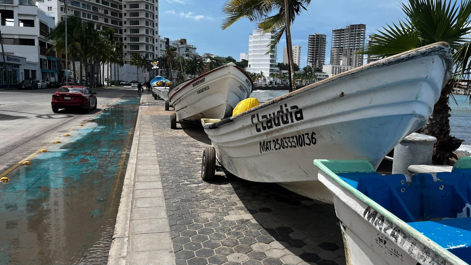 $!Pescadores de Playa Norte, en Mazatlán, resguardan sus pangas del oleaje por huracán Simon