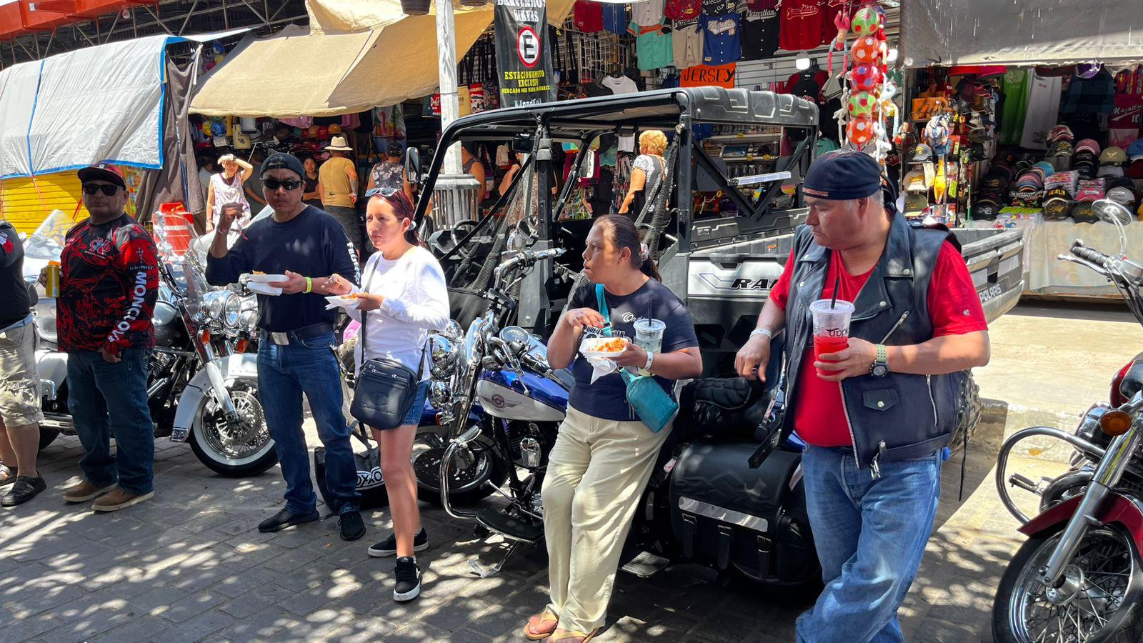 $!Locatarios del mercado Pino Suárez reparten 150 kilos de ceviche entre bikers que visitan Mazatlán