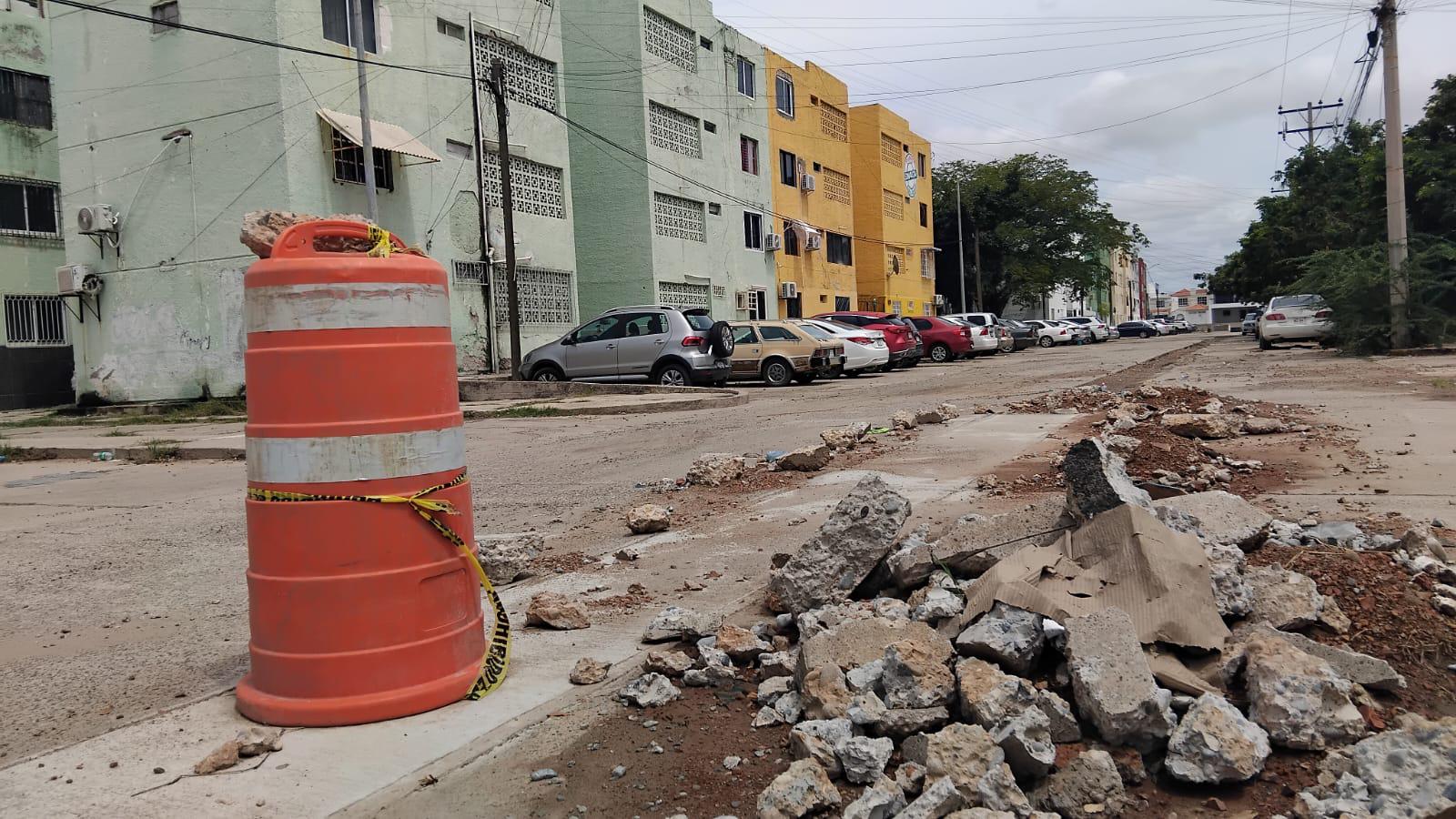 $!Entre basura y desechos, continúa la contaminación en el fraccionamiento El Toro, en Mazatlán
