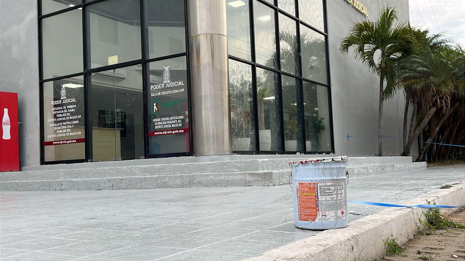 $!Lavan fachada del Ayuntamiento de Mazatlán tras pintas durante la marcha del 8M
