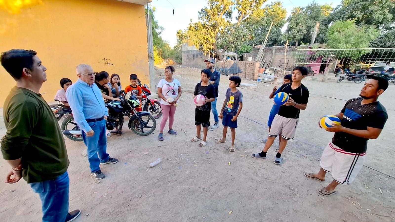 $!Entregan balones de voleibol a niños y jóvenes de la colonia 13 de Septiembre en Escuinapa