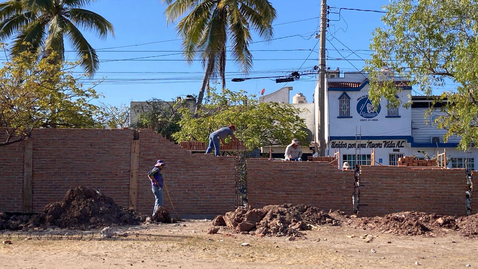 $!Agradecen pronto inicio de reconstrucción de barda perimetral en escuela primaria de Mazatlán