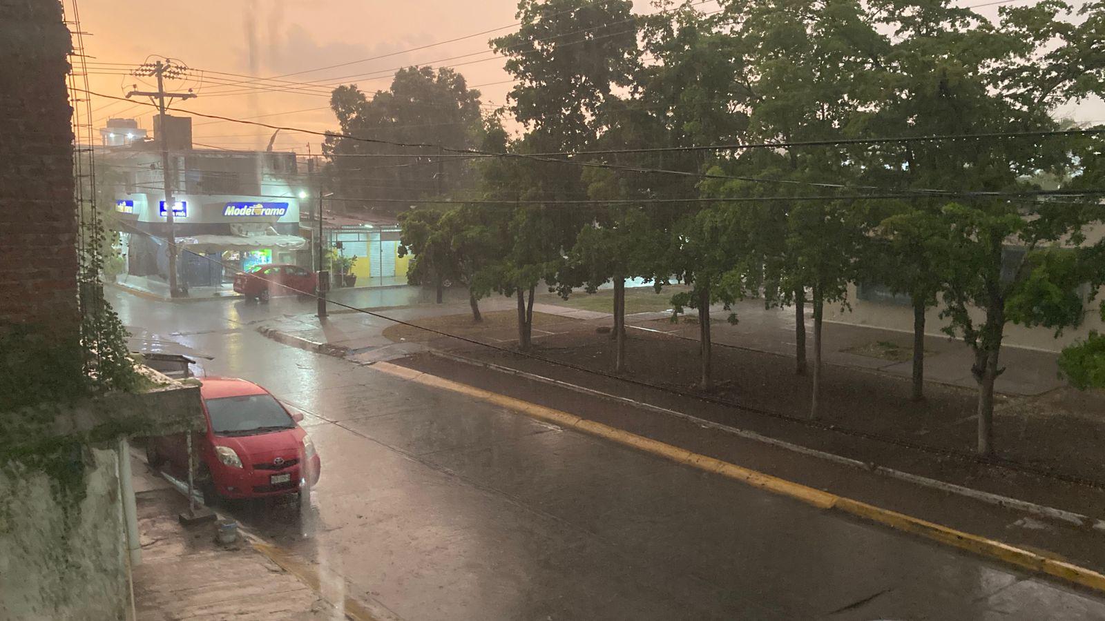 $!Cae fuerte lluvia acompañada de ráfagas de viento en Mazatlán