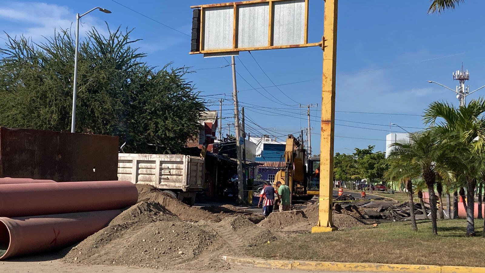 $!Genera congestionamiento vehicular cierre de tramo de Avenida Insurgentes por obras en colector sanitario