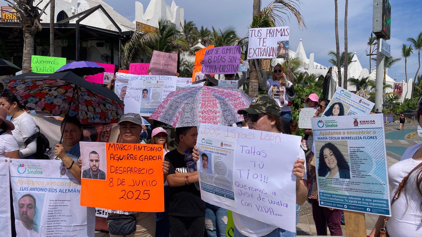 $!Marchan familiares de María Cecilia, Juan Carlos, Martín Rubén y Luis Antonio, desaparecidos en Mazatlán