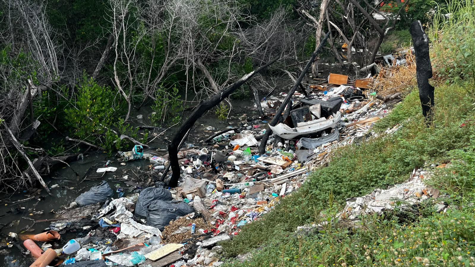 $!Se desborda el Arroyo Jabalines y afecta calles de la Colonia Estero, en Mazatlán