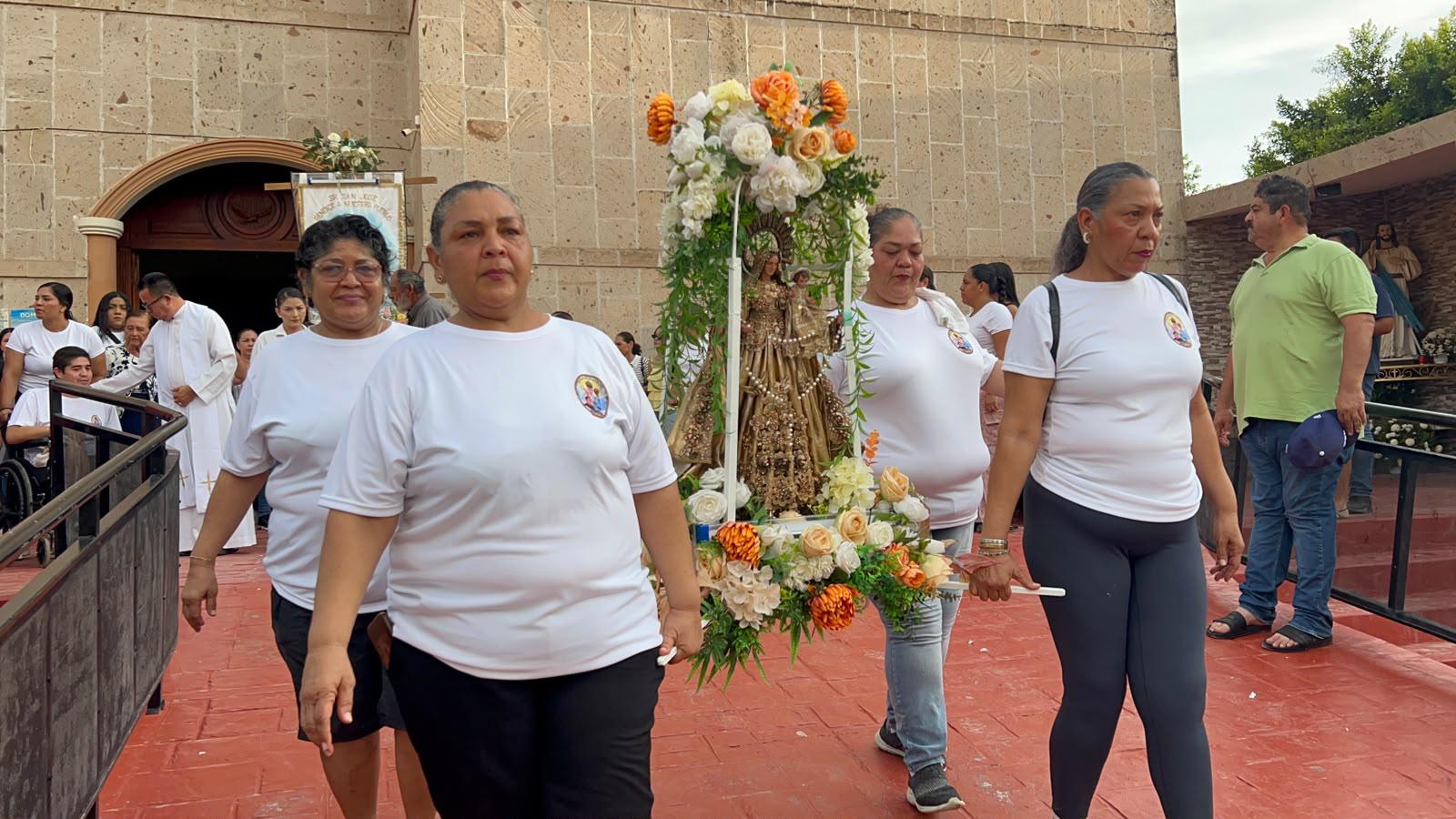 $!Pueblo de Agua Verde peregrina para agradecer la salud de joven y pedir paz a la Virgen del Rosario