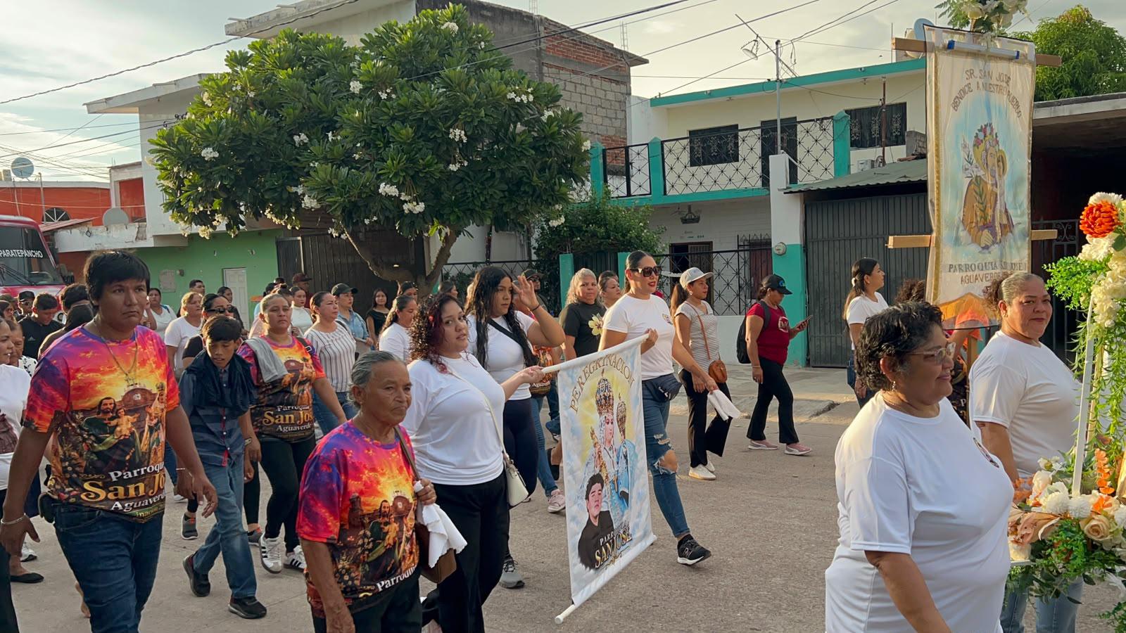 $!Pueblo de Agua Verde peregrina para agradecer la salud de joven y pedir paz a la Virgen del Rosario