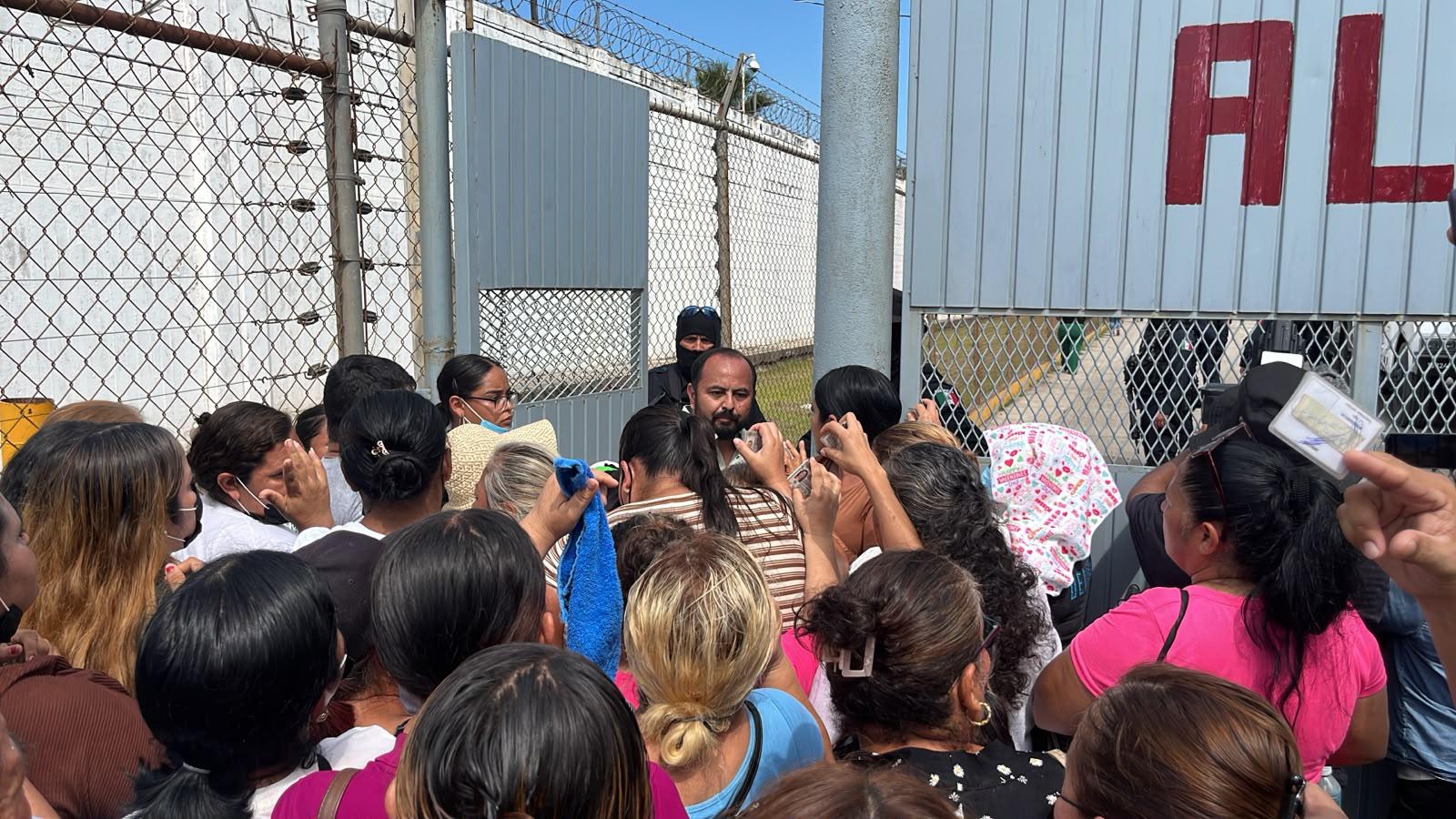 $!Bajo protocolos de seguridad familiares comienzan a ingresan al penal El Castillo, en Mazatlán