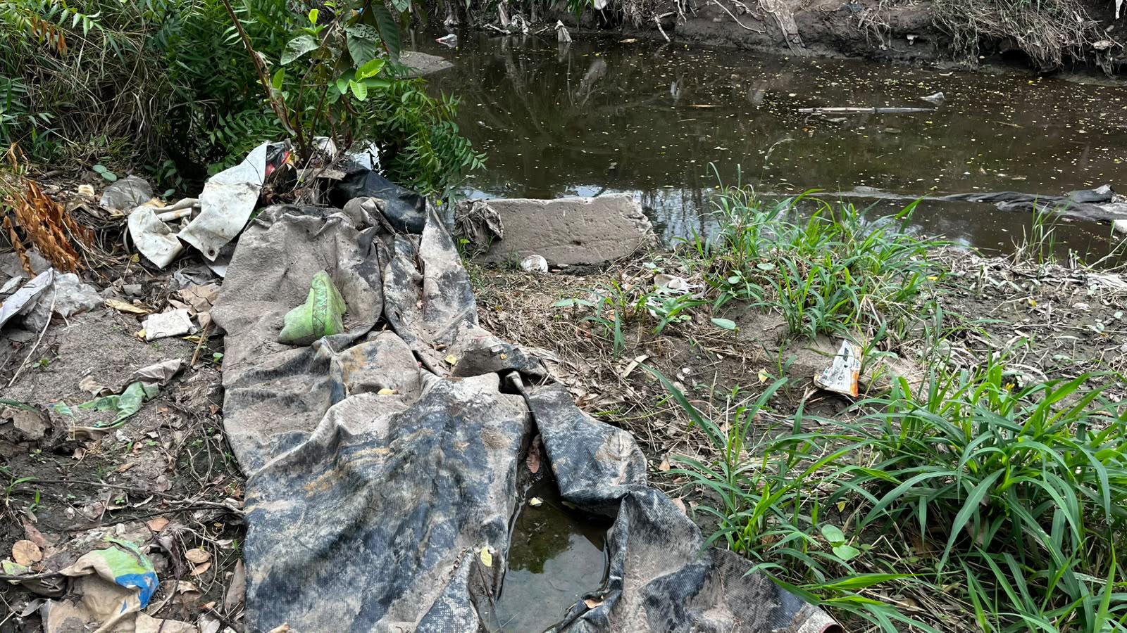 $!Desechos y escombros saturan arroyo entre avenida Santa Rosa y Fuentes del Valle, en Mazatlán
