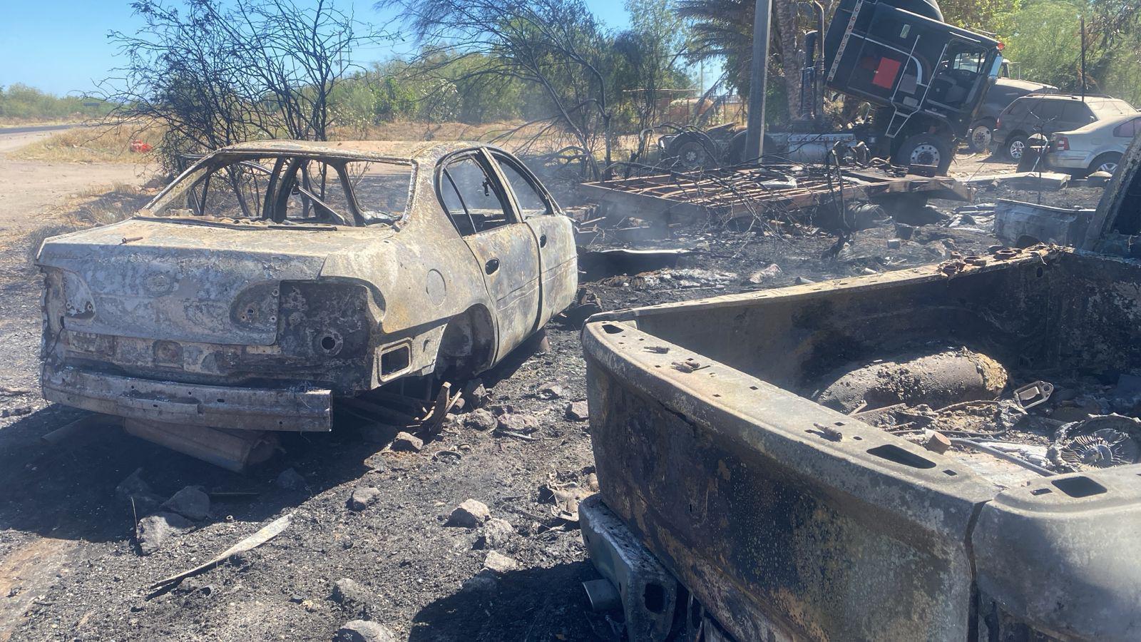 $!Incendio consume taller mecánico en Chávez Talamantes, Ahome; reportan siete autos calcinados