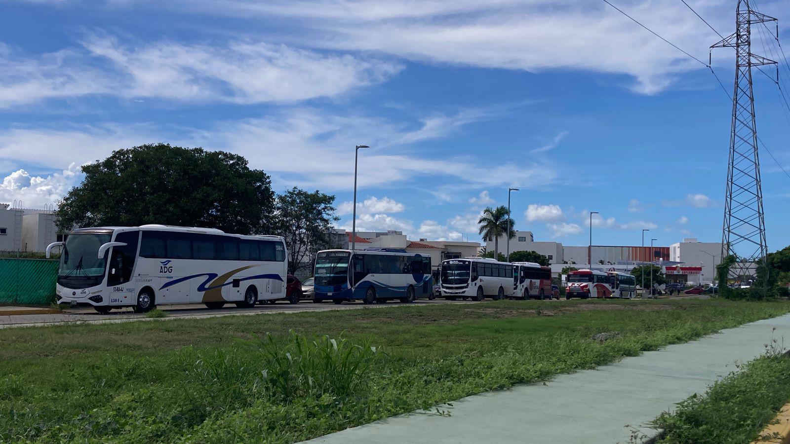 $!Se registra masiva movilización de camiones y autobuses por evento de Sheinbaum en Mazatlán
