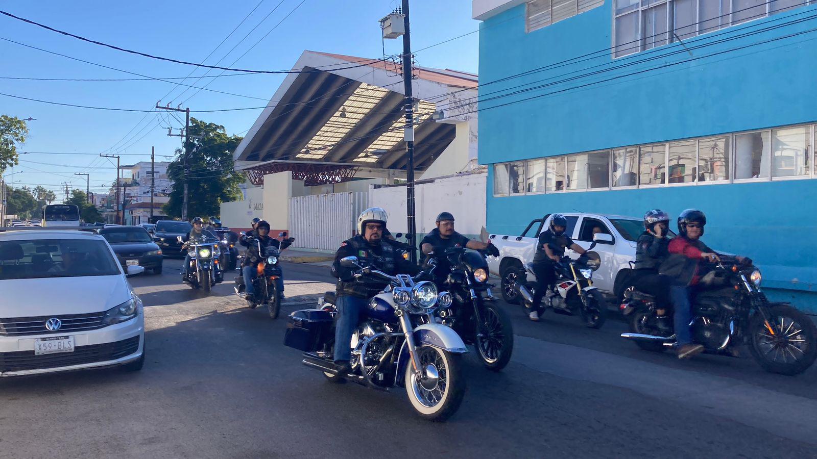 $!Regala Motoclub Mazatlán sonrisas a niñas del Orfanatorio Mazatlán con desayuno en La Noria