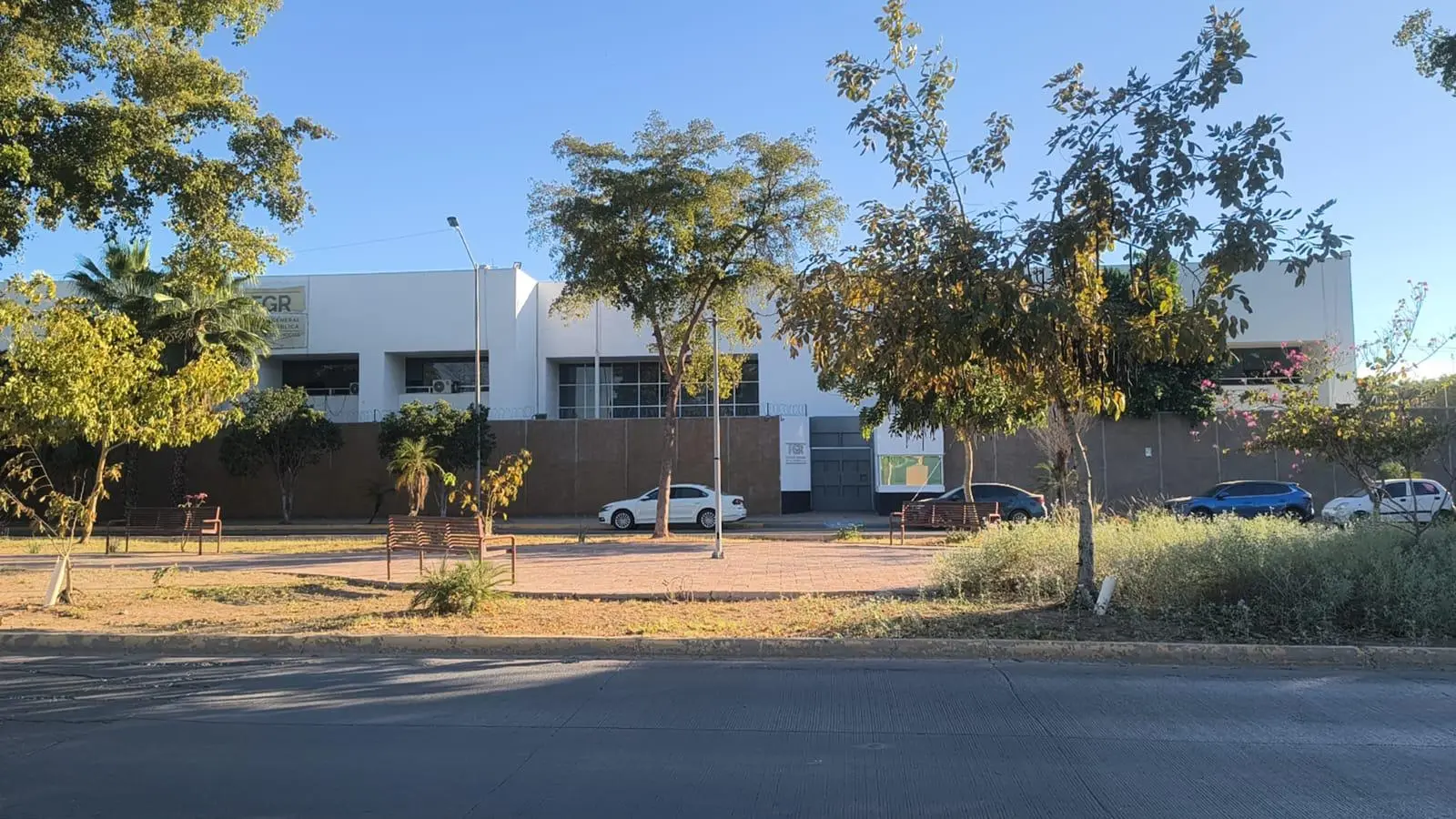 $!Ejército despliega fuerte operativo en sede de la FGR en Los Mochis