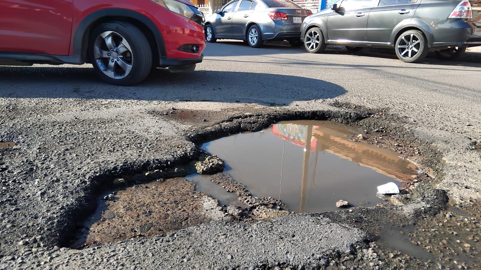 $!Molesta a vecinos gran cantidad de baches en crucero de la Villa Galaxia, en Mazatlán