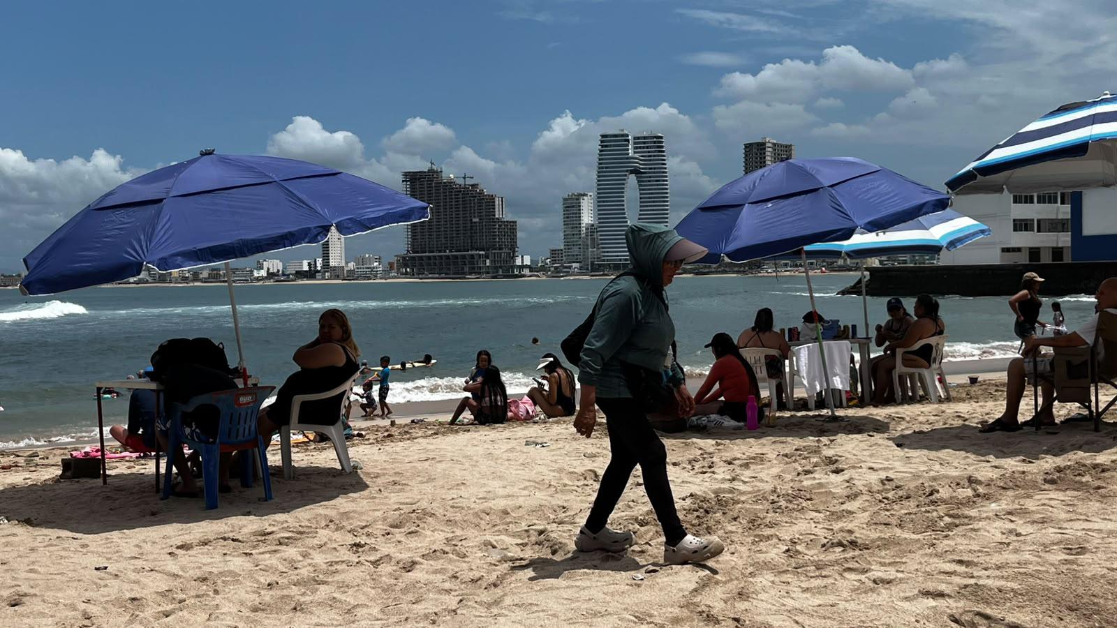 $!Disfrutan bañistas entre aguas negras y menos saturación de Playa Pinitos