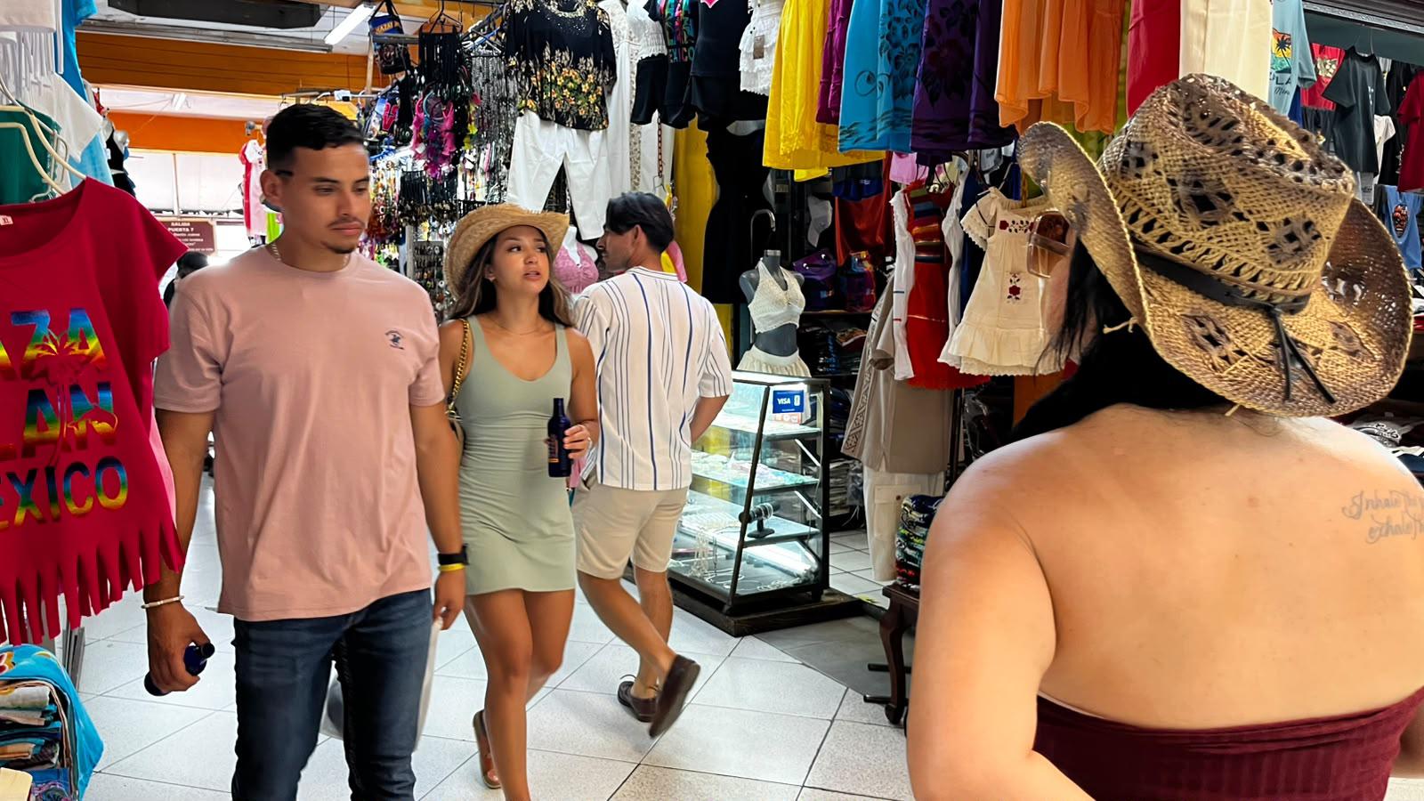 $!Se mantiene la buena afluencia de turismo nacional este fin de semana en Mazatlán