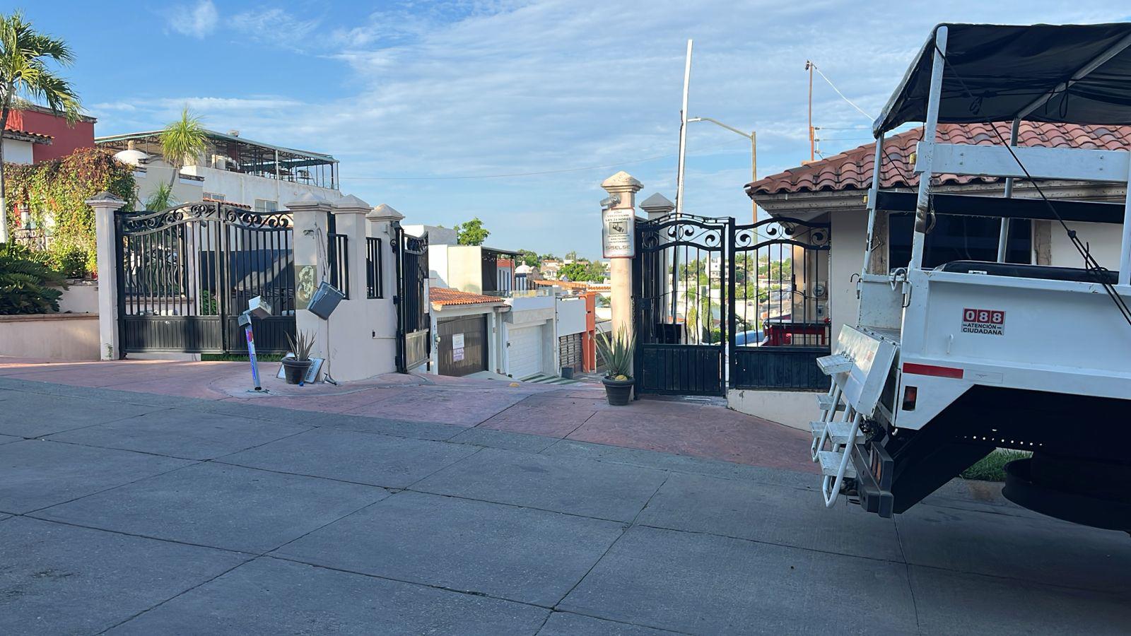 $!Ejército asegura inmueble y dos vehículos en fraccionamiento Colinas del Rey, Culiacán