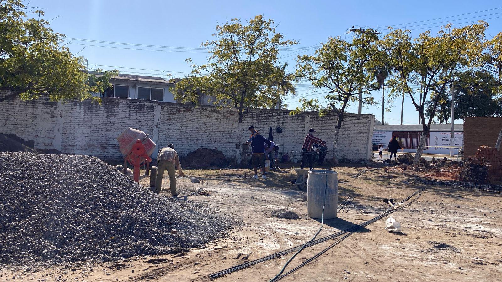 $!Agradecen pronto inicio de reconstrucción de barda perimetral en escuela primaria de Mazatlán