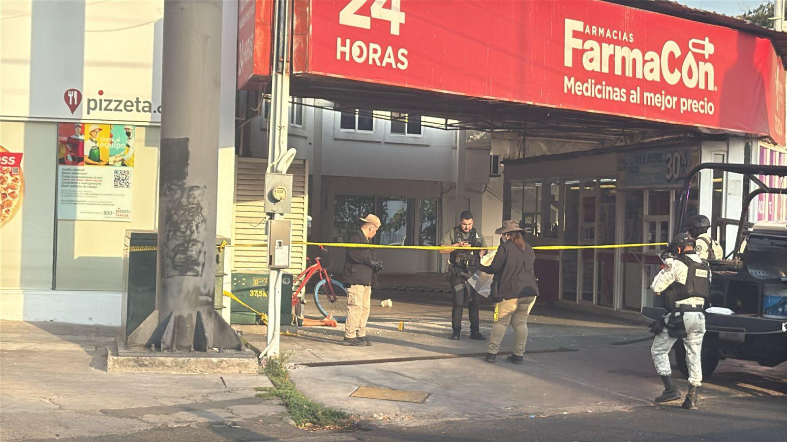 $!Matan a limpiaparabrisas dentro de una farmacia de la colonia Las Quintas, en Culiacán