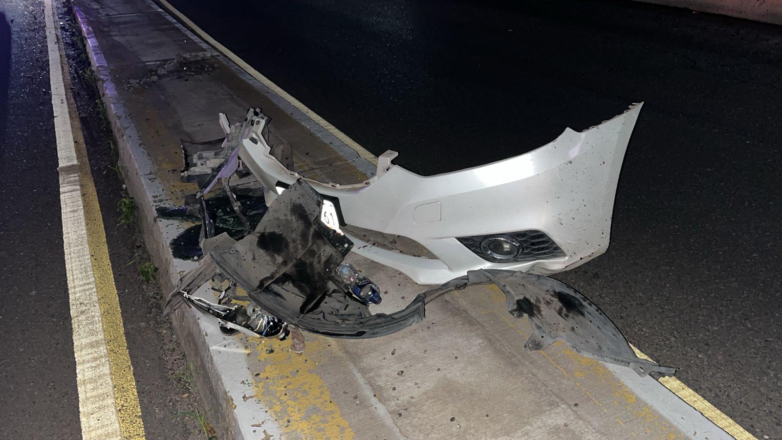 $!Conductor pierde el control de su vehículo y vuelca por el puente de la Ley del Valle, en Culiacán