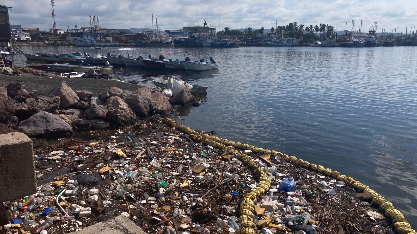 $!Biobarda del puente Juárez continúa acumulando basura tras últimas lluvias en Mazatlán