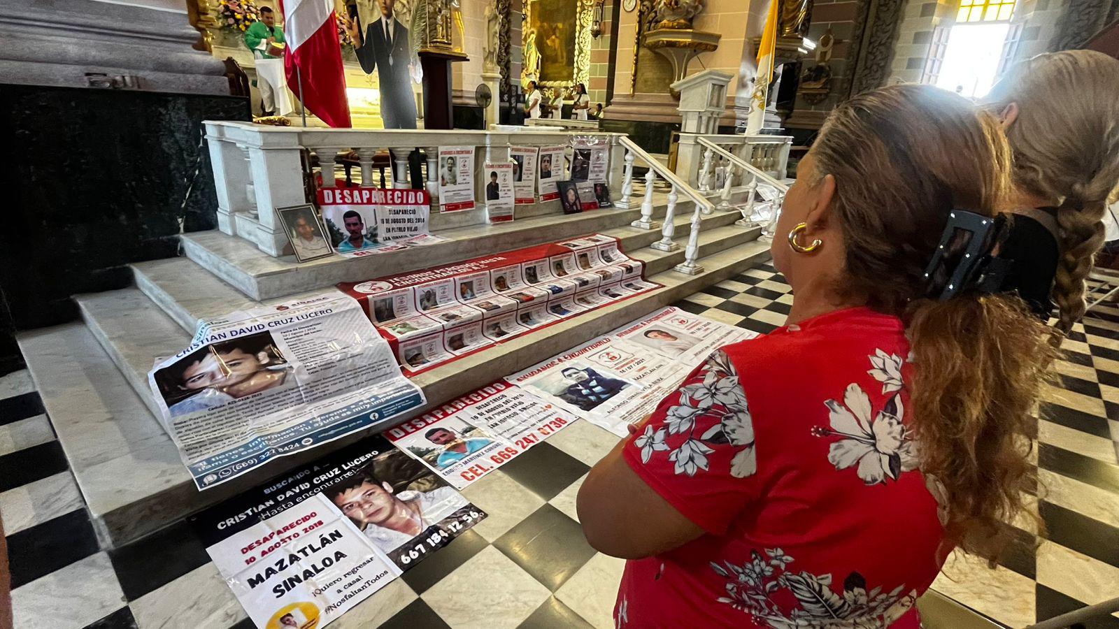 $!Elevan plegaria por sus desaparecidos en Catedral de Mazatlán