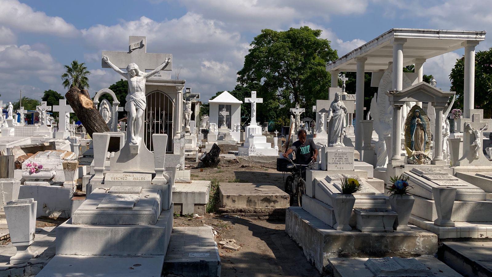 $!Mazatlán alista panteones para recibir a miles por Día de Muertos