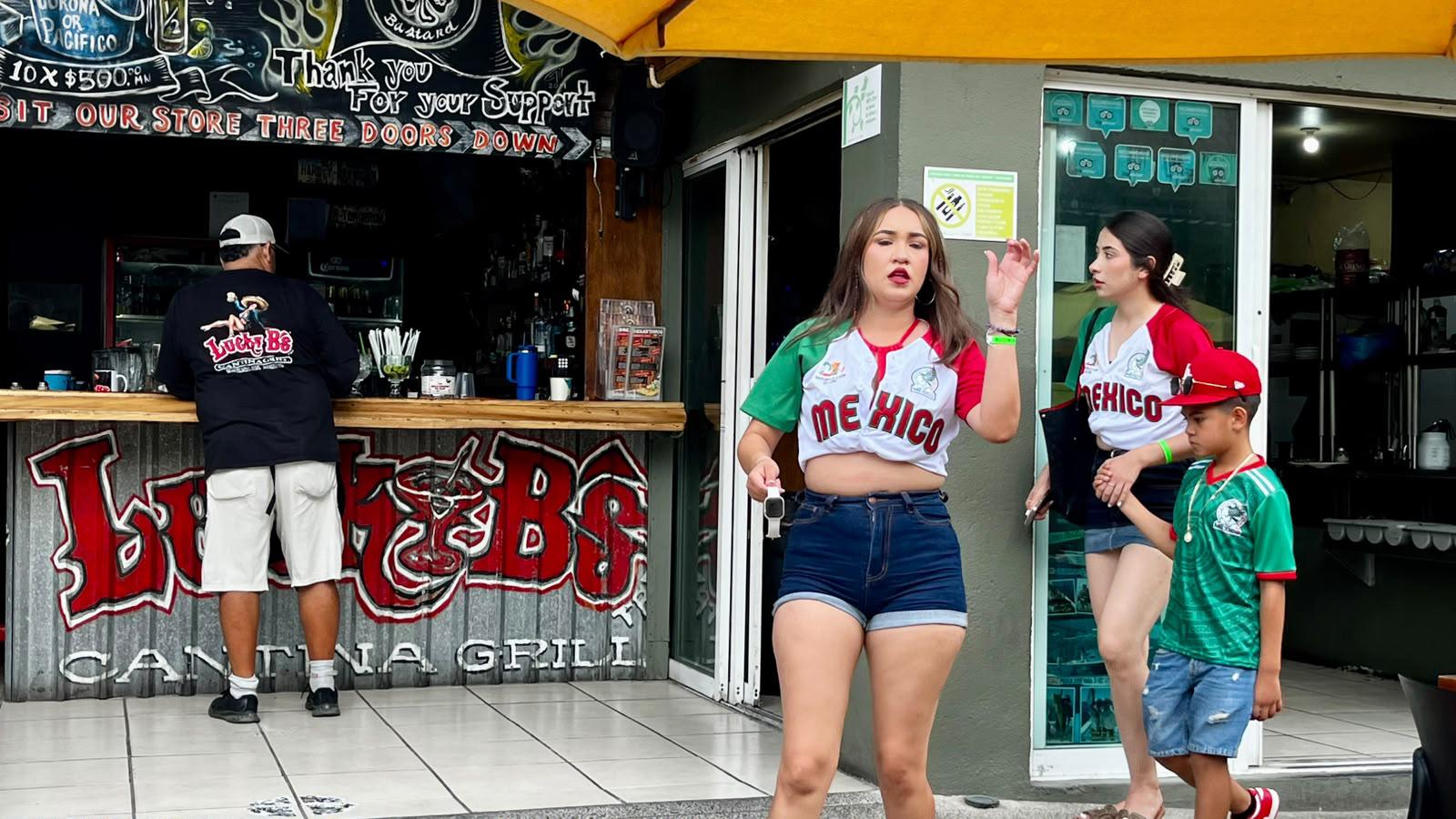 $!Afición se manifiesta también en zona turística para alentar a la Selección Mexicana