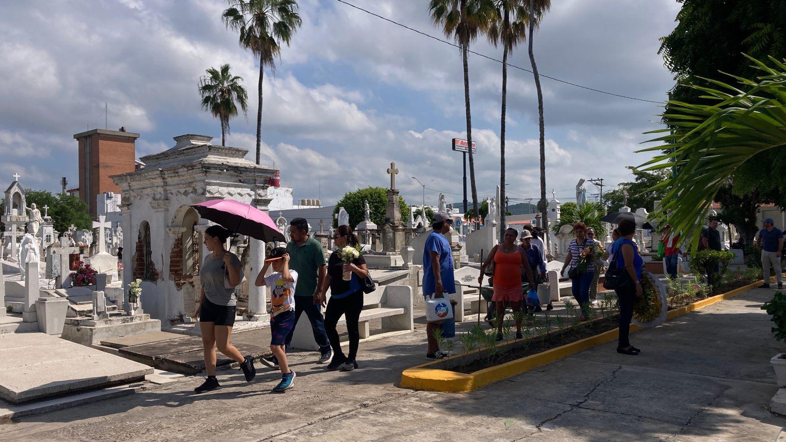 $!Registran panteones de Mazatlán buena afluencia en el Día de Todos los Santos