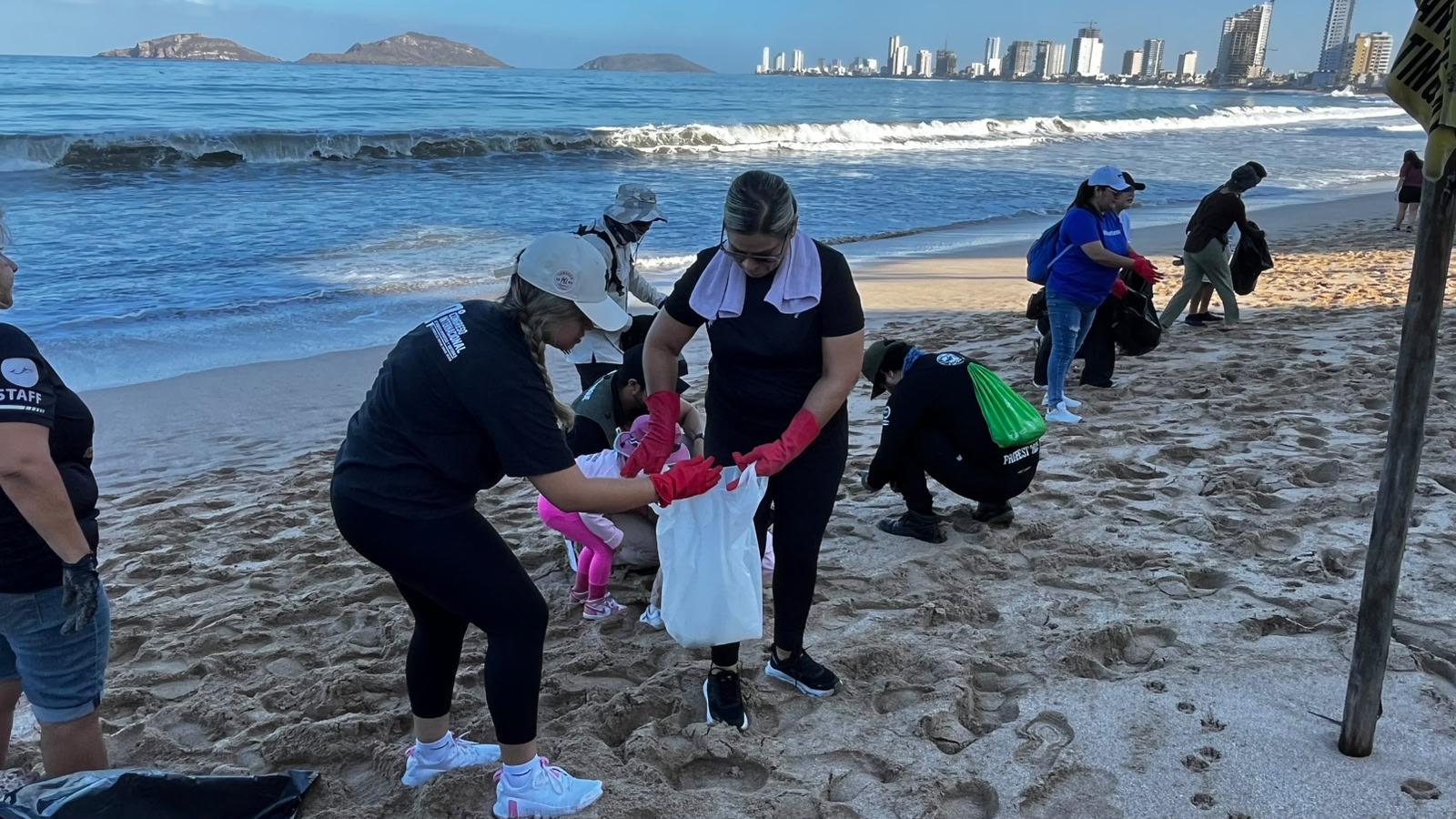 $!Mantener playas limpias fortalece el turismo y la economía del puerto: Gran Acuario Mazatlán