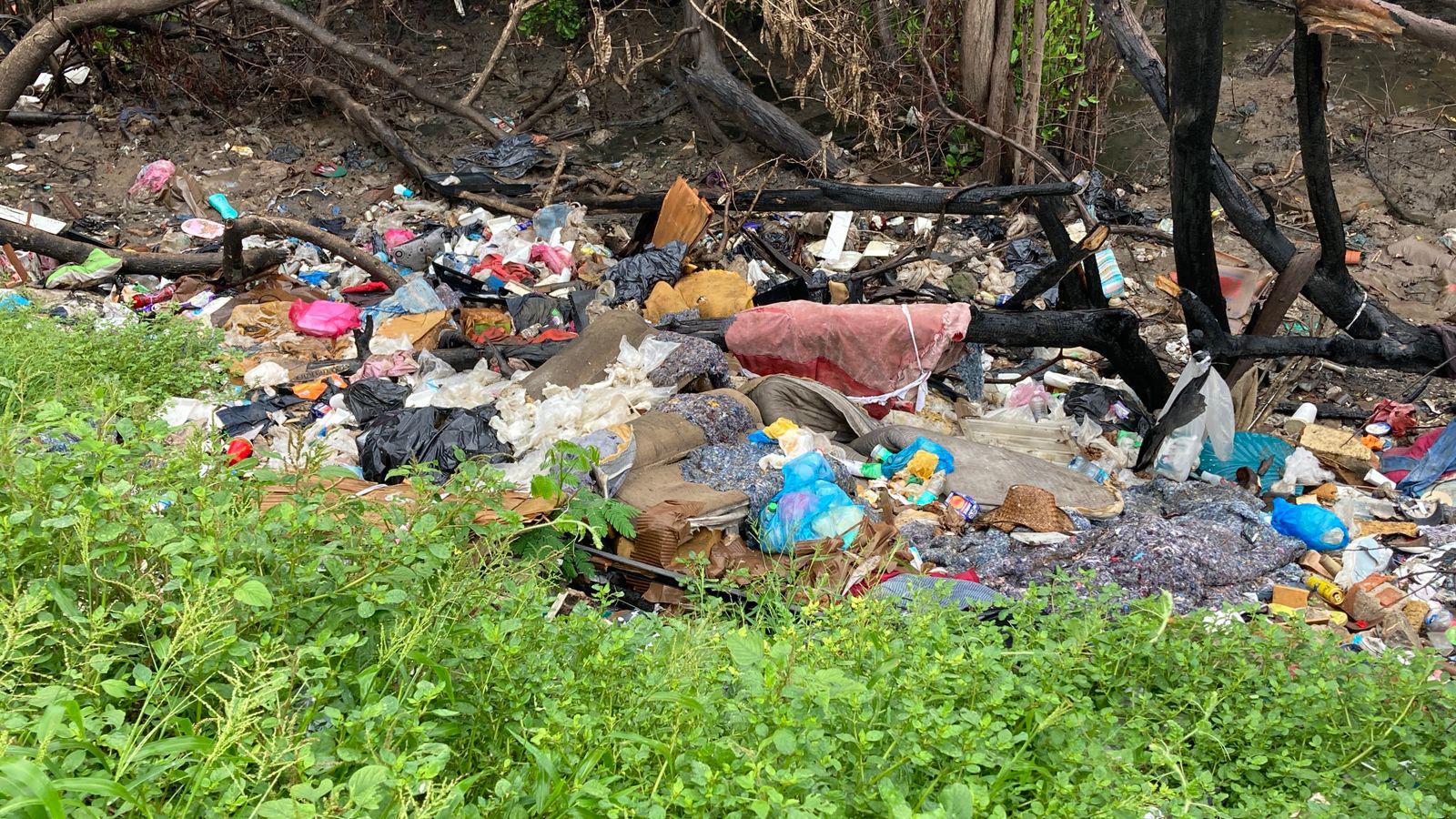 $!Permanece basura estancada a orillas del Estero del Infiernillo, en Mazatlán