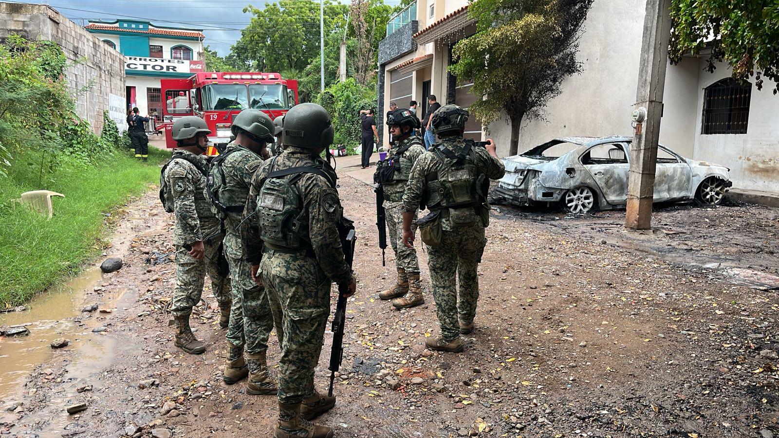 $!Vehículo se incendia por falla mecánica y queda en pérdida total en la colonia Amado Nervo, en Culiacán