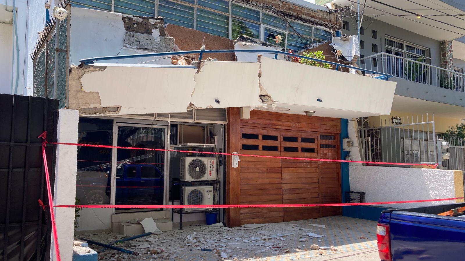 $!Marquesinas viejas y en mal estado invaden las calles del Centro de Mazatlán