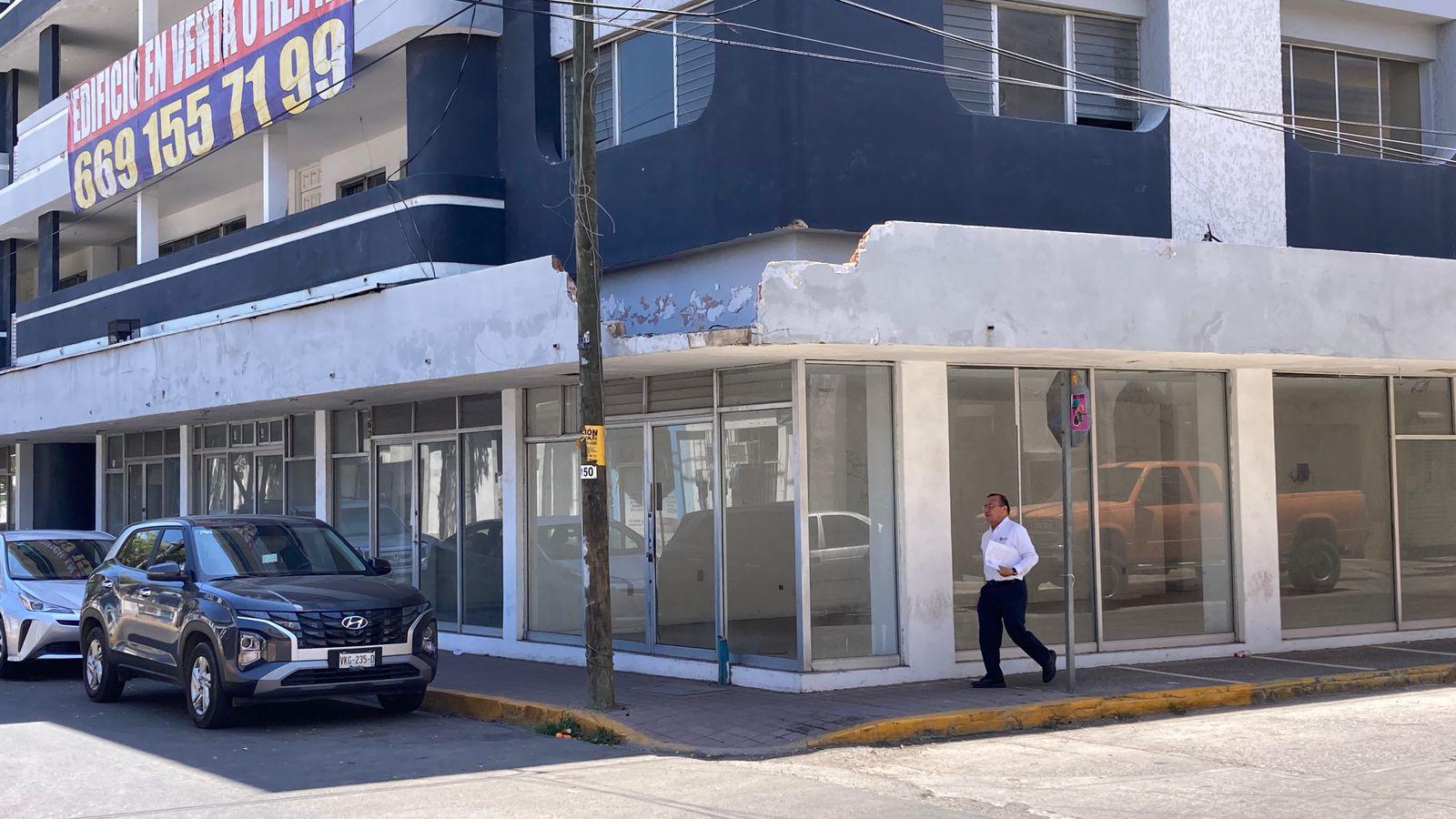 $!Marquesinas viejas y en mal estado invaden las calles del Centro de Mazatlán